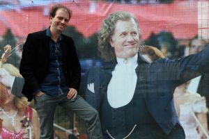 09-07-2013 SHOWBIZZ; MARC RIEU IS TROTS OP ZIJN VADER ANDRE. Marc Rieu leeft in de luwte van zijn beroemde vader Andre. Marc is kunstschilder en maakt prachtige dromerige landschapsschilderijen.
foto: Albert den Iseger