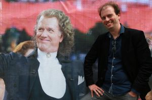 09-07-2013 SHOWBIZZ; MARC RIEU IS TROTS OP ZIJN VADER ANDRE. Marc Rieu leeft in de luwte van zijn beroemde vader Andre. Marc is kunstschilder en maakt prachtige dromerige landschapsschilderijen.
foto: Albert den Iseger