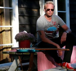 
11-07-2013 SHOWBIZZ: MARCEL BUISSINK IS ZOON VAN HERMAN BROOD.
Vandaag is het twaalf jaar geleden dat Herman Brood van het dak van het Hilton Hotel in Amsterdam sprong. Marcel Buissink, Hermans enige zoon, herdenkt zijn vader op zijn eigen manier.
foto: Albert den Iseger.