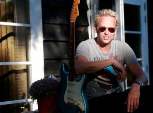 11-07-2013 SHOWBIZZ: MARCEL BUISSINK IS ZOON VAN HERMAN BROOD.
Vandaag is het twaalf jaar geleden dat Herman Brood van het dak van het Hilton Hotel in Amsterdam sprong. Marcel Buissink, Hermans enige zoon, herdenkt zijn vader op zijn eigen manier.
foto: Albert den Iseger.