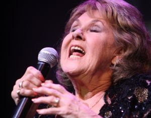 28-07-2013 SHOWBIZZ; RITA REYS OVERLEDEN.
Rita Reys, Europes First Lady of Jazz, is overleden. Ze werd 88 jaar. Haar manager heeft dat laten weten. Reys overleed in de nacht van zaterdag op zondag in Breukelen.
De zangeres stond ruim 70 jaar lang als professioneel zangeres op het podium, tot nog zeer recent. Vier decennia trad ze op met haar geliefde echtgenoot en pianist Pim Jacobs (in 1996 overleden) aan haar zijde. Ze kreeg de eretitel Europe s First Lady of Jazz op het internationale jazzfestival van Juan Les Pins, waar Rita en Pim een belangrijke prijs wonnen.
Rita Reys speelde met de groten der aarde. Haar stem was soepel en lenig en jazzy. De zangeres maakte tijdens haar lange carriere tientallen albums. Ook won ze veel prijzen, onder meer vijf Edisons (en een oeuvre-Edison), de American Songbook Award, drie gouden platen en de prestigieuze internationale Bird Award.
De zangeres trad tot voor kort nog zeer regelmatig op, de laatste jaren met vaste pianist Peter Beets en haar zwager Ruud Jacobs op de bas. Er zaten ook nog veel optredens in het verschiet, zo blijkt uit de agenda op haar website.
Het overlijden van de zangeres was meteen trending topic op Twitter. Altsaxofonist Benjamin Herman (New Cool Collective) wenst de familie, vrienden en fans sterkte.
Foto: Albert den Iseger.