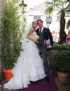 09-07-2014 SHOWBIZZ; CORRY KONINGS HUILT VAN GELUK BIJ BRUILOFT VAN DOCHTER SHARONA. Corry huilde in het Waalse kerkje dikke tranen om het geluk van haar dochter Sharona. Haar beide ex mannen  Cor de Vries en Ton Snoeren waren ook aanwezig op de bruiloft. Als gasten traden op Frans Bauer en Roy Donders.
foto: Albert den Iseger