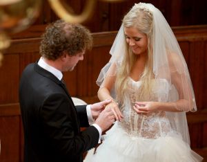 09-07-2014 SHOWBIZZ; CORRY KONINGS HUILT VAN GELUK BIJ BRUILOFT VAN DOCHTER SHARONA. Corry huilde in het Waalse kerkje dikke tranen om het geluk van haar dochter Sharona. Haar beide ex mannen  Cor de Vries en Ton Snoeren waren ook aanwezig op de bruiloft. Als gasten traden op Frans Bauer en Roy Donders.
foto: Albert den Iseger