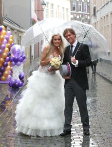 09-07-2014 SHOWBIZZ; CORRY KONINGS HUILT VAN GELUK BIJ BRUILOFT VAN DOCHTER SHARONA. Corry huilde in het Waalse kerkje dikke tranen om het geluk van haar dochter Sharona. Haar beide ex mannen  Cor de Vries en Ton Snoeren waren ook aanwezig op de bruiloft. Als gasten traden op Frans Bauer en Roy Donders.
foto: Albert den Iseger