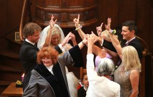 09-07-2014 SHOWBIZZ; CORRY KONINGS HUILT VAN GELUK BIJ BRUILOFT VAN DOCHTER SHARONA. Corry huilde in het Waalse kerkje dikke tranen om het geluk van haar dochter Sharona. Haar beide ex mannen  Cor de Vries en Ton Snoeren waren ook aanwezig op de bruiloft. Als gasten traden op Frans Bauer en Roy Donders.
foto: Albert den Iseger