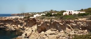 05-07-2014 SHOWBIZZ; WESLEY EN YOLANTHE IN BRAZILIE MAAR ER WORD HARD GEWERKT AAN HUN VILLA IN CALA TARIDA. Bouwvakkers lopen af en aan en de stucadoors smeren wat af. Binnen word er hard gewerkt aan de elektriciteit en de schilder is bezig alles in de verf te zetten.Het is er druk met allerlei vak mensen. Het zwembad is bijna af en de tuin vordert. De palmen die bij het zwembad geplaatst zijn moeten nog even wennen aan hun nieuwe plaats want ze kleuren nu nog even bruin. De geschatte tijd volgens een bouwvakker dat het immense project klaar is zal ongeveer nog 3 maanden in beslag nemen. Wij blijven het volgen.
foto: Albert den Iseger