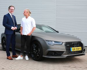 16-07-2015 SHOWBIZZ; KOEN VERWEIJ KRIJGT NIEUWE AUDI A7 SPORTBACK VAN MARTIN SCHILDER TE ALKMAAR. De WK schaatser mag voortaan rondrijden in een echt race monster van MARTIN SCHILDER uit Alkmaar. de met enkele honderden PK s uitgeruste AUDI A7 zal Koen veilig overal heen brengen. Hij is haastig op zoek naar een nieuwe schaats ploeg zo vertelde hij.
foto: Albert den Iseger