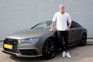 16-07-2015 SHOWBIZZ; KOEN VERWEIJ KRIJGT NIEUWE AUDI A7 SPORTBACK VAN MARTIN SCHILDER TE ALKMAAR. De WK schaatser mag voortaan rondrijden in een echt race monster van MARTIN SCHILDER uit Alkmaar. de met enkele honderden PK s uitgeruste AUDI A7 zal Koen veilig overal heen brengen. Hij is haastig op zoek naar een nieuwe schaats ploeg zo vertelde hij.
foto: Albert den Iseger