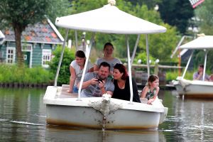 11-07-2016 SHOWBIZZ; FRANS EN MARLOES DUIJTS 12.5 JAAR GETROUWD. Het huwelijksfeest werd gevierd in de Efteling.Met familie en vrienden werd 3 dagen feest gevierd tussen allerlei attractie s en gezelligheid.
foto: Albert den Iseger