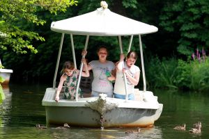 11-07-2016 SHOWBIZZ; FRANS EN MARLOES DUIJTS 12.5 JAAR GETROUWD. Het huwelijksfeest werd gevierd in de Efteling.Met familie en vrienden werd 3 dagen feest gevierd tussen allerlei attractie s en gezelligheid.
foto: Albert den Iseger