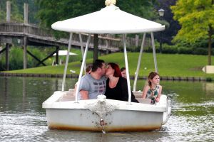 11-07-2016 SHOWBIZZ; FRANS EN MARLOES DUIJTS 12.5 JAAR GETROUWD. Het huwelijksfeest werd gevierd in de Efteling.Met familie en vrienden werd 3 dagen feest gevierd tussen allerlei attractie s en gezelligheid.
foto: Albert den Iseger