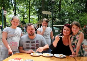 11-07-2016 SHOWBIZZ; FRANS EN MARLOES DUIJTS 12.5 JAAR GETROUWD. Het huwelijksfeest werd gevierd in de Efteling.Met familie en vrienden werd 3 dagen feest gevierd tussen allerlei attractie s en gezelligheid.
foto: Albert den Iseger