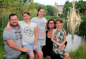 11-07-2016 SHOWBIZZ; FRANS EN MARLOES DUIJTS 12.5 JAAR GETROUWD. Het huwelijksfeest werd gevierd in de Efteling.Met familie en vrienden werd 3 dagen feest gevierd tussen allerlei attractie s en gezelligheid.
foto: Albert den Iseger