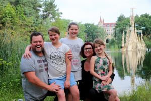 11-07-2016 SHOWBIZZ; FRANS EN MARLOES DUIJTS 12.5 JAAR GETROUWD. Het huwelijksfeest werd gevierd in de Efteling.Met familie en vrienden werd 3 dagen feest gevierd tussen allerlei attractie s en gezelligheid.
foto: Albert den Iseger