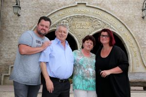 11-07-2016 SHOWBIZZ; FRANS EN MARLOES DUIJTS 12.5 JAAR GETROUWD. Het huwelijksfeest werd gevierd in de Efteling.Met familie en vrienden werd 3 dagen feest gevierd tussen allerlei attractie s en gezelligheid.
foto: Albert den Iseger