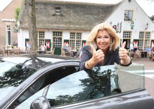 30-07-2017 SHOWBIZZ; BETTY DE GROOT OPENT VELE GOOISCHE DEUREN DIE VOOR ANDEREN GESLOTEN BLIJVEN. Speciaal voor de PRIVE lezers opent BETTY de GOOISCHE  deuren en wat er daar achter allemaal gebeurt. Een feest om dit te lezen.
foto: Albert den Iseger