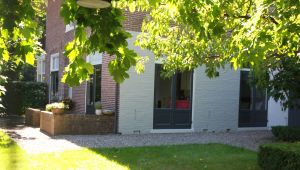 01-07-2017 SHOWBIZZ; SONJA BAKKER EN JAN REUS KOPEN VILLA MET APPARTEMENTEN IN BERGEN.
foto: Albert den Iseger