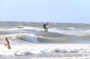 28-07-2018 SPORT; KITE SURFING-EGMOND AAN ZEE. Het was STORMY WEATHER in Egmond aan zee, tijd voor Kite Surfing en genieten van deze kleurige en snelle sport.
foto: Albert den Iseger