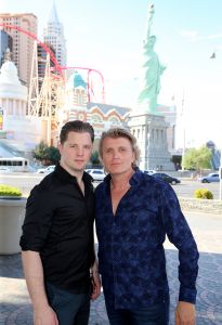 29-07-2019 SHOWBIZZ; PREMIERE VAN NIEUWE SHOW HANS KLOK IN LAS VEGAS.
De PR machines draaien op volle toeren, het theater is klaar en de eerste show was klaar en uitverkocht. De kop is er vanaf voor Hans, nu 48 weken lang draait hij elke dag 1 show en dan even 5 weken op vakantie.
exclusieve foto: Albert den Iseger