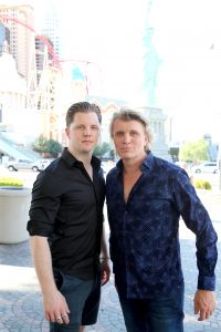 29-07-2019 SHOWBIZZ; PREMIERE VAN NIEUWE SHOW HANS KLOK IN LAS VEGAS.
De PR machines draaien op volle toeren, het theater is klaar en de eerste show was klaar en uitverkocht. De kop is er vanaf voor Hans, nu 48 weken lang draait hij elke dag 1 show en dan even 5 weken op vakantie.
exclusieve foto: Albert den Iseger