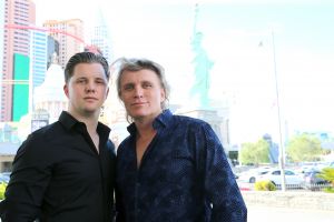 29-07-2019 SHOWBIZZ; PREMIERE VAN NIEUWE SHOW HANS KLOK IN LAS VEGAS.
De PR machines draaien op volle toeren, het theater is klaar en de eerste show was klaar en uitverkocht. De kop is er vanaf voor Hans, nu 48 weken lang draait hij elke dag 1 show en dan even 5 weken op vakantie.
exclusieve foto: Albert den Iseger