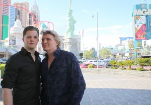29-07-2019 SHOWBIZZ; PREMIERE VAN NIEUWE SHOW HANS KLOK IN LAS VEGAS.
De PR machines draaien op volle toeren, het theater is klaar en de eerste show was klaar en uitverkocht. De kop is er vanaf voor Hans, nu 48 weken lang draait hij elke dag 1 show en dan even 5 weken op vakantie.
exclusieve foto: Albert den Iseger