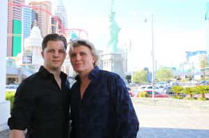 29-07-2019 SHOWBIZZ; PREMIERE VAN NIEUWE SHOW HANS KLOK IN LAS VEGAS.
De PR machines draaien op volle toeren, het theater is klaar en de eerste show was klaar en uitverkocht. De kop is er vanaf voor Hans, nu 48 weken lang draait hij elke dag 1 show en dan even 5 weken op vakantie.
exclusieve foto: Albert den Iseger