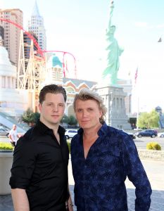 29-07-2019 SHOWBIZZ; PREMIERE VAN NIEUWE SHOW HANS KLOK IN LAS VEGAS.
De PR machines draaien op volle toeren, het theater is klaar en de eerste show was klaar en uitverkocht. De kop is er vanaf voor Hans, nu 48 weken lang draait hij elke dag 1 show en dan even 5 weken op vakantie.
exclusieve foto: Albert den Iseger