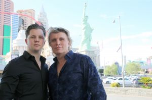 29-07-2019 SHOWBIZZ; PREMIERE VAN NIEUWE SHOW HANS KLOK IN LAS VEGAS.
De PR machines draaien op volle toeren, het theater is klaar en de eerste show was klaar en uitverkocht. De kop is er vanaf voor Hans, nu 48 weken lang draait hij elke dag 1 show en dan even 5 weken op vakantie.
exclusieve foto: Albert den Iseger