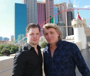 29-07-2019 SHOWBIZZ; PREMIERE VAN NIEUWE SHOW HANS KLOK IN LAS VEGAS.
De PR machines draaien op volle toeren, het theater is klaar en de eerste show was klaar en uitverkocht. De kop is er vanaf voor Hans, nu 48 weken lang draait hij elke dag 1 show en dan even 5 weken op vakantie.
exclusieve foto: Albert den Iseger