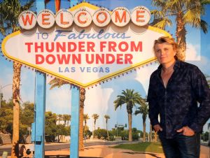 29-07-2019 SHOWBIZZ; PREMIERE VAN NIEUWE SHOW HANS KLOK IN LAS VEGAS.
De PR machines draaien op volle toeren, het theater is klaar en de eerste show was klaar en uitverkocht. De kop is er vanaf voor Hans, nu 48 weken lang draait hij elke dag 1 show en dan even 5 weken op vakantie.
exclusieve foto: Albert den Iseger