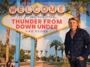 29-07-2019 SHOWBIZZ; PREMIERE VAN NIEUWE SHOW HANS KLOK IN LAS VEGAS.
De PR machines draaien op volle toeren, het theater is klaar en de eerste show was klaar en uitverkocht. De kop is er vanaf voor Hans, nu 48 weken lang draait hij elke dag 1 show en dan even 5 weken op vakantie.
exclusieve foto: Albert den Iseger