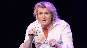29-07-2019 SHOWBIZZ; PREMIERE VAN NIEUWE SHOW HANS KLOK IN LAS VEGAS.
De PR machines draaien op volle toeren, het theater is klaar en de eerste show was klaar en uitverkocht. De kop is er vanaf voor Hans, nu 48 weken lang draait hij elke dag 1 show en dan even 5 weken op vakantie.
exclusieve foto: Albert den Iseger