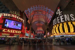 29-07-2019 SHOWBIZZ; PREMIERE VAN NIEUWE SHOW HANS KLOK IN LAS VEGAS.
De PR machines draaien op volle toeren, het theater is klaar en de eerste show was klaar en uitverkocht. De kop is er vanaf voor Hans, nu 48 weken lang draait hij elke dag 1 show en dan even 5 weken op vakantie.
exclusieve foto: Albert den Iseger