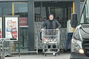 27-06-2025 SHOWBIZZ:Marco Borsato weer eens buiten gespot om boodschappen te doen.
foto: Albert den Iseger