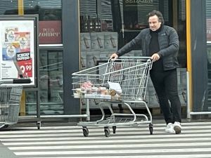 27-06-2025 SHOWBIZZ:Marco Borsato weer eens buiten gespot om boodschappen te doen.
foto: Albert den Iseger