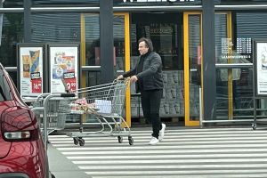 27-06-2025 SHOWBIZZ:Marco Borsato weer eens buiten gespot om boodschappen te doen.
foto: Albert den Iseger