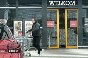 27-06-2025 SHOWBIZZ:Marco Borsato weer eens buiten gespot om boodschappen te doen.
foto: Albert den Iseger