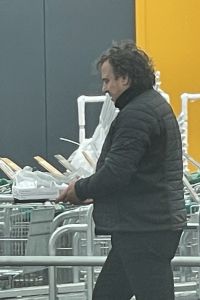 27-06-2025 SHOWBIZZ:Marco Borsato weer eens buiten gespot om boodschappen te doen.
foto: Albert den Iseger