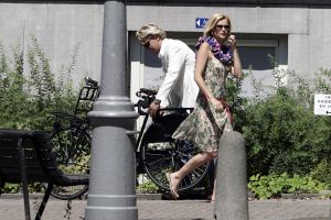 23-06-2005 SHOWBIZZ; BASTIAAN RAGAS EN TOOSKE BREUGEM TROUWEN IN AMSTERDAM.Bastiaan en Tooske gingen op de fiets naar het stadshuis om samen met vier getuigen te troiuwen waaronder zijn broer Roef Ragas.Na een half uur was de huwelijksceremonie gesloten en vertrokken zij per fiets het Vondelpark in.
Foto; Albert den Iseger