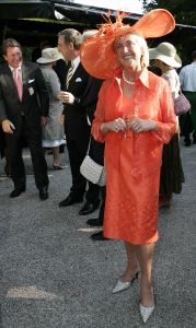 8-06-2005 SHOWBIZZ; HARINGPARTY OP NEIJENRODE TE BREUKELEN. Vele bekende nederlanders waren weer aanwezig op Neijenrode om de nieuwe haring te proeven.Ook de mooie hoeden ontbraken dit jaar niet.
foto: Albert den Iseger