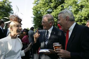8-06-2005 SHOWBIZZ; HARINGPARTY OP NEIJENRODE TE BREUKELEN. Vele bekende nederlanders waren weer aanwezig op Neijenrode om de nieuwe haring te proeven.Ook de mooie hoeden ontbraken dit jaar niet.
foto: Albert den Iseger