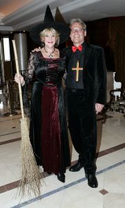 12-06-2005 SHOWBIZZ; JAAP LIETHOF VIERT ZIJN VERJAARDAG IN HOTELS VAN ORANJE TE NOORDWIJK.Vele bekende Nederlanders waren gekomen in dress code black en red om samen met Jaap het feest van zijn verjaardag te vieren.
Foto;Albert den Iseger