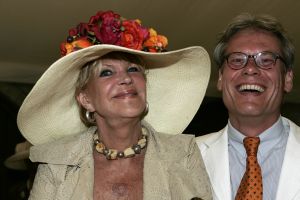 8-06-2005 SHOWBIZZ; HARINGPARTY OP NEIJENRODE TE BREUKELEN. Vele bekende nederlanders waren weer aanwezig op Neijenrode om de nieuwe haring te proeven.Ook de mooie hoeden ontbraken dit jaar niet.
foto: Albert den Iseger
