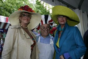 8-06-2005 SHOWBIZZ; HARINGPARTY OP NEIJENRODE TE BREUKELEN. Vele bekende nederlanders waren weer aanwezig op Neijenrode om de nieuwe haring te proeven.Ook de mooie hoeden ontbraken dit jaar niet.
foto: Albert den Iseger