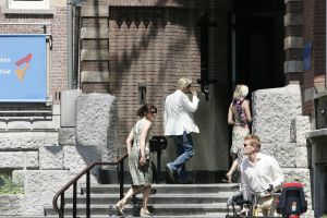 23-06-2005 SHOWBIZZ; BASTIAAN RAGAS EN TOOSKE BREUGEM TROUWEN IN AMSTERDAM.Bastiaan en Tooske gingen op de fiets naar het stadshuis om samen met vier getuigen te troiuwen waaronder zijn broer Roef Ragas.Na een half uur was de huwelijksceremonie gesloten en vertrokken zij per fiets het Vondelpark in.
Foto; Albert den Iseger