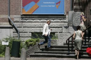23-06-2005 SHOWBIZZ; BASTIAAN RAGAS EN TOOSKE BREUGEM TROUWEN IN AMSTERDAM.Bastiaan en Tooske gingen op de fiets naar het stadshuis om samen met vier getuigen te troiuwen waaronder zijn broer Roef Ragas.Na een half uur was de huwelijksceremonie gesloten en vertrokken zij per fiets het Vondelpark in.
Foto; Albert den Iseger