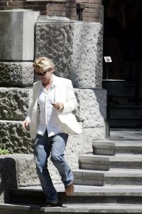 23-06-2005 SHOWBIZZ; BASTIAAN RAGAS EN TOOSKE BREUGEM TROUWEN IN AMSTERDAM.Bastiaan en Tooske gingen op de fiets naar het stadshuis om samen met vier getuigen te troiuwen waaronder zijn broer Roef Ragas.Na een half uur was de huwelijksceremonie gesloten en vertrokken zij per fiets het Vondelpark in.
Foto; Albert den Iseger