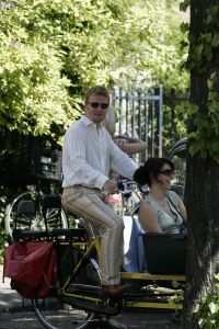 23-06-2005 SHOWBIZZ; BASTIAAN RAGAS EN TOOSKE BREUGEM TROUWEN IN AMSTERDAM.Bastiaan en Tooske gingen op de fiets naar het stadshuis om samen met vier getuigen te troiuwen waaronder zijn broer Roef Ragas.Na een half uur was de huwelijksceremonie gesloten en vertrokken zij per fiets het Vondelpark in.
Foto; Albert den Iseger
