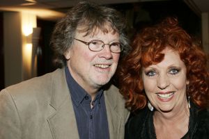 23-01-2005 SHOWBIZZ;PREMIERE VAN TONEELSTUK  HAPPY HOUR MET O.A. MARISKA VAN KOLCK - KIKI CLASSEN - SPANT BUSSUM. DIVERSE GASTEN; CARRY TEFSEN EN HAAR MAN
FOTO; ALBERT DEN ISEGER